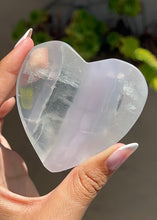 画像をギャラリービューアに読み込む, Lavender Fluorite Heart Bowl
