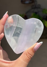 ギャラリービューアLavender Fluorite Heart Bowlに読み込んでビデオを見る
