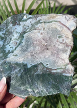 ギャラリービューアMoss Agate Slab w Amethyst Druzyに読み込んでビデオを見る
