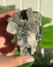 在图库查看器中加载和播放视频，Dark Apophyllite w Calcite
