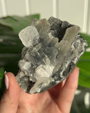 将图片加载到图库查看器，Dark Apophyllite w Calcite
